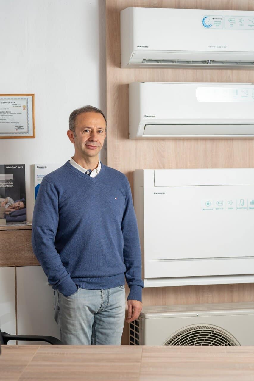 Marosi Zoltán, a KlímaFlex Kft. tulajdonosa a bemutatóteremben